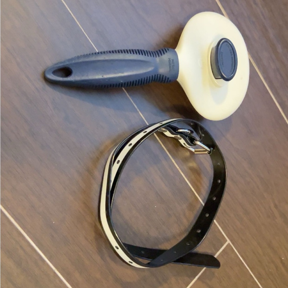 ❤️❤️ Dog deshedder brush and reflective collar